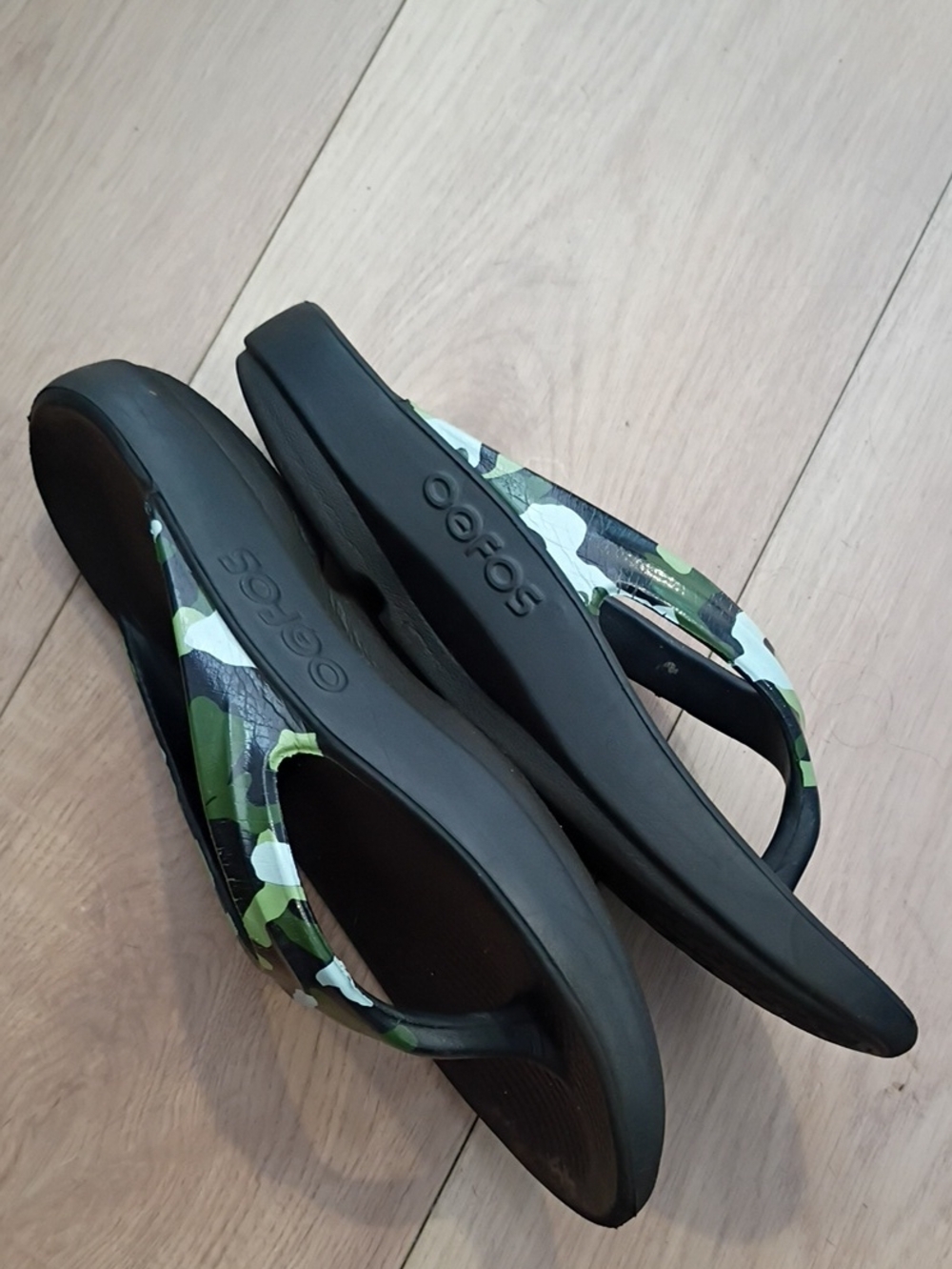Women's Oofos Oolala Thong Sandals Ltd Green/Black Camo W9 EU40 - Picture 4 of 7